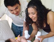 Familias latinas: Papá y mamá juntos en el cuidado del bebé