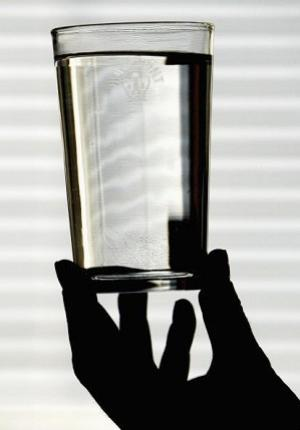 Se deben tomar de 8 a 10 vasos con agua al día