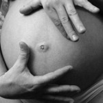 La linea del alba se extiende del pubis hasta el ombligo, algunas veces hasta el esternón