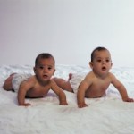 En  una cesárea los bebes nacen con pocos minutos de diferencia