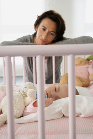 Los médicos recomiendan que el lugar más seguro para un recién nacido es su cuna.