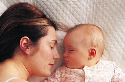 Cuando los bebés duermen con sus madres descansan más horas durante la noche
