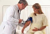 La hipertensión puede causar daños en la madre y en el bebe