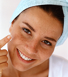 Aplicar protección solar te ayudara a prevenir las manchas en la piel
