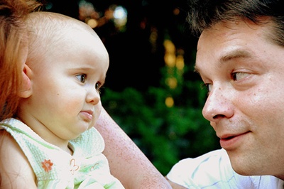 Factores sociales, laborales o biológicos influyen para ser padre a los 40