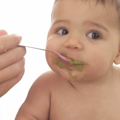 Bebe comiendo papilla