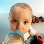 Bebé tomando leche del biberón