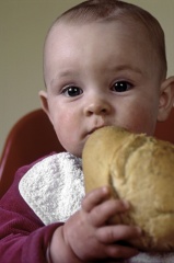 Bebe comiendo pana