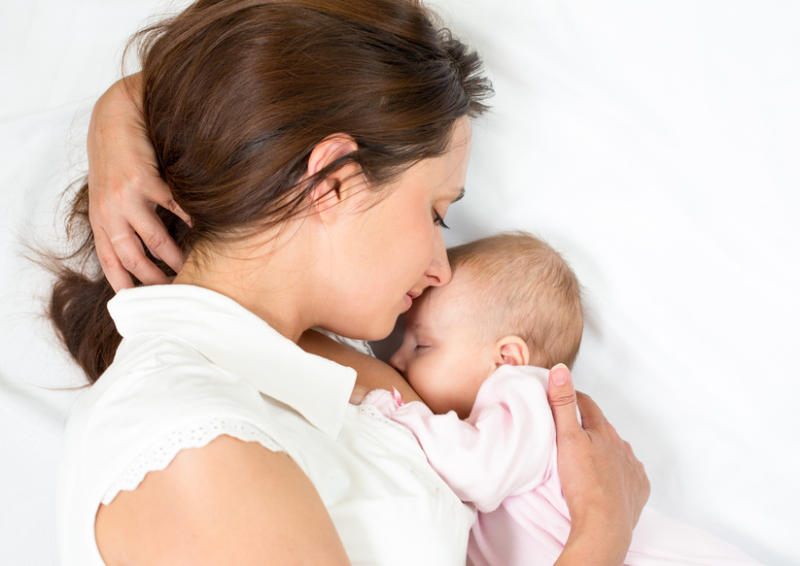 ¿Cómo amamantar a un bebé por primera vez?