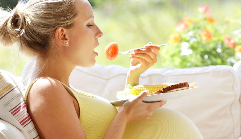 ¿Cuántas calorías debo ingerir durante el embarazo?