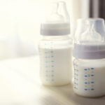 alimentar al recién nacido con leche de fórmula
