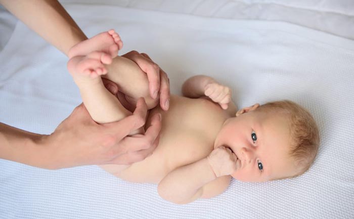 ¿Cómo aliviar los gases de un bebé?