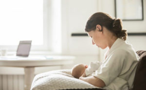 ¿Cómo aliviar el reflujo del bebé en el amamantamiento?
