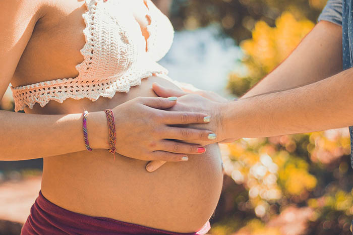 ¿Es normal sentir lo latidos en el estómago en el embarazo?