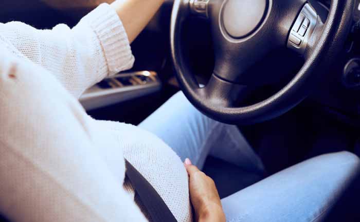 ¿Es recomendable conducir embarazada?