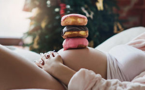 6 adorables ideas de fotos de embarazada para Navidad