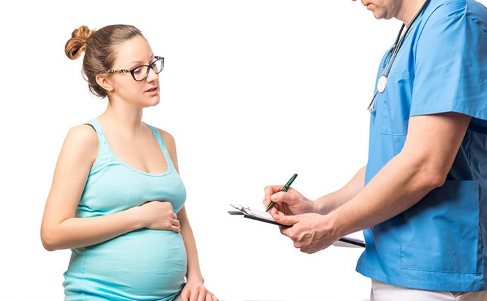 ¿Agacharse en el embarazo hace daño al bebé?