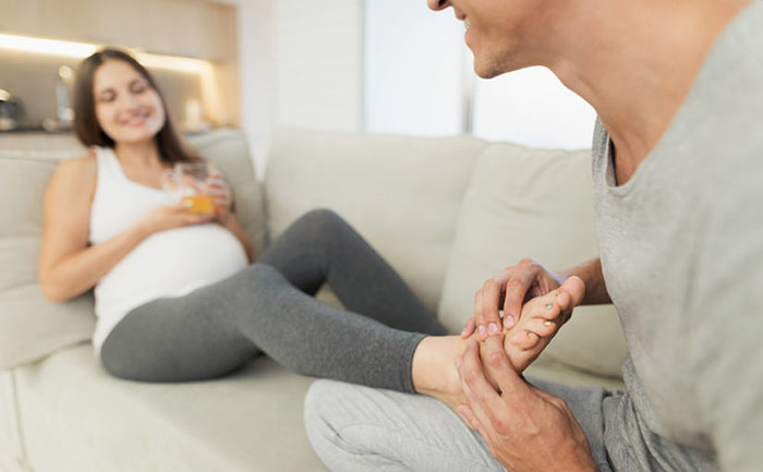 Beneficios de los masajes para combatir los pies hinchados para embarazadas