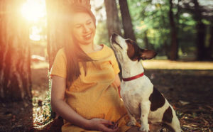 Los beneficios de pasear el perro durante el embarazo