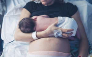 La importancia de la primera toma del recién nacido tras el parto