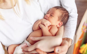 Los beneficios del contacto piel con piel tras el parto