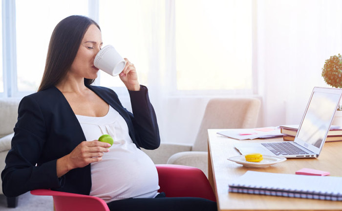 Cómo debe comer una embarazada en la oficina.