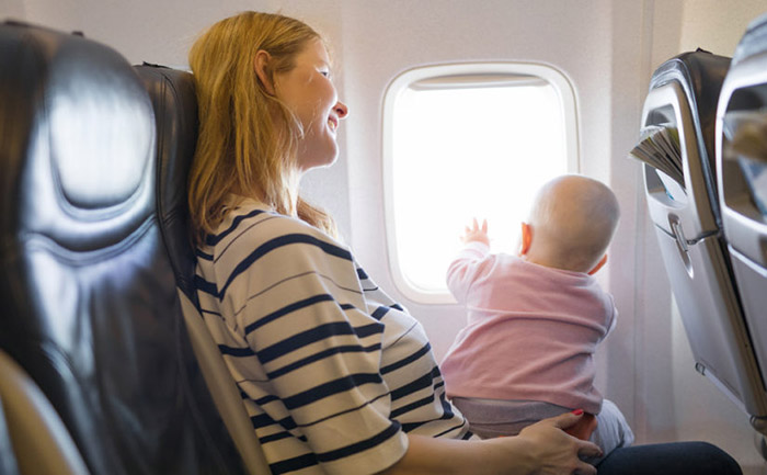 Consejos para volar en avión con un recién nacido o niño