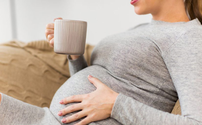 Riesgos de beber agua con gas durante el embarazo