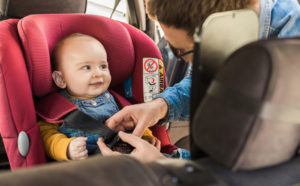 ¿Pueden los bebés ir sin silla en un taxi?