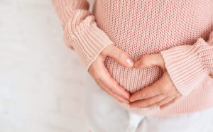 ¿Cómo se desarrolla el sentido del tacto en el bebé dentro del útero?