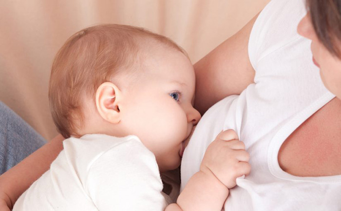 ¿La fórmula de la leche materna se adapta al recién nacido?