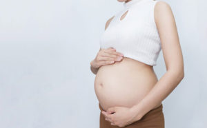 ¿Cuáles son los tipos de úteros femeninos y cómo pueden afectar en el embarazo?