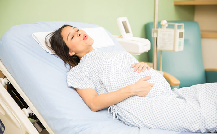 ¿Es normal tener náuseas en el trabajo de parto?