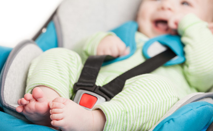 ¿Es necesaria lo poner la pegatina de bebé a bordo en el coche?