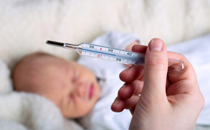 ¿Con cuántas décimas tiene fiebre el bebé?