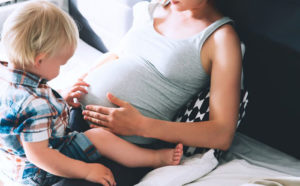 Cómo involucrar a tu primer hijo en el embarazo