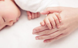 Tips esenciales para dormir con un recién nacido en casa