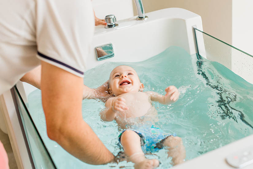 Descubre los beneficios de la hidroterapia y el masaje infantil