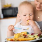 Cómo enseñar al bebé a comer con cuchara